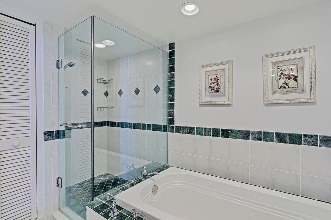 合同活跃: $10,000 (3 贝兹, 2 浴室, 2100 平方英尺)