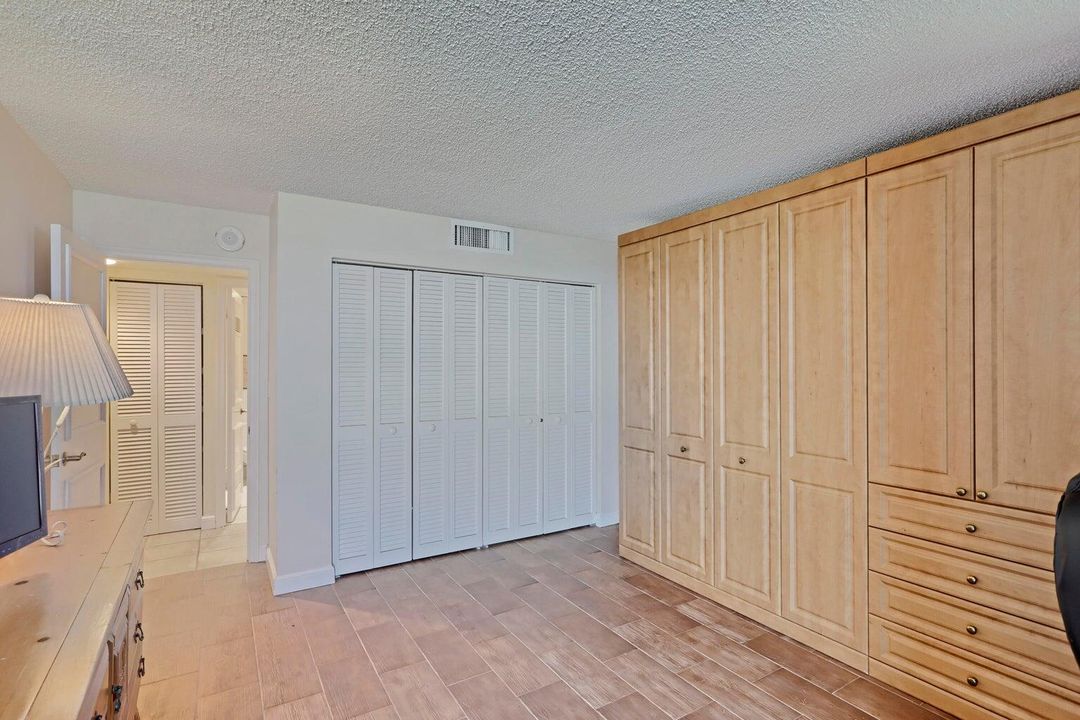 合同活跃: $10,000 (3 贝兹, 2 浴室, 2100 平方英尺)