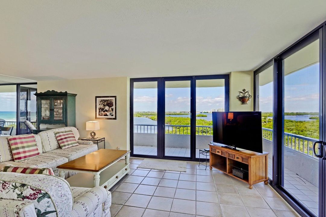 合同活跃: $10,000 (3 贝兹, 2 浴室, 2100 平方英尺)