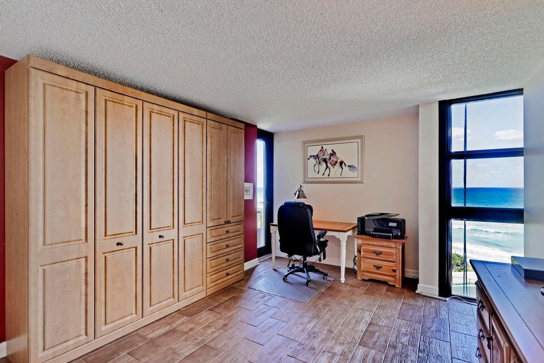 合同活跃: $10,000 (3 贝兹, 2 浴室, 2100 平方英尺)