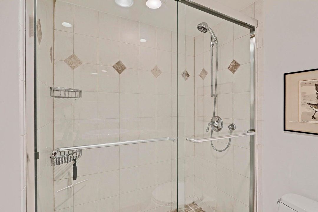 合同活跃: $10,000 (3 贝兹, 2 浴室, 2100 平方英尺)