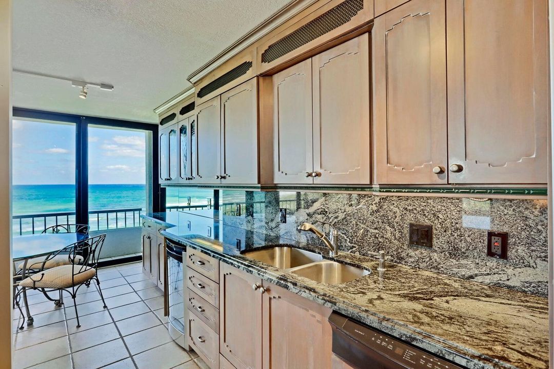 合同活跃: $10,000 (3 贝兹, 2 浴室, 2100 平方英尺)