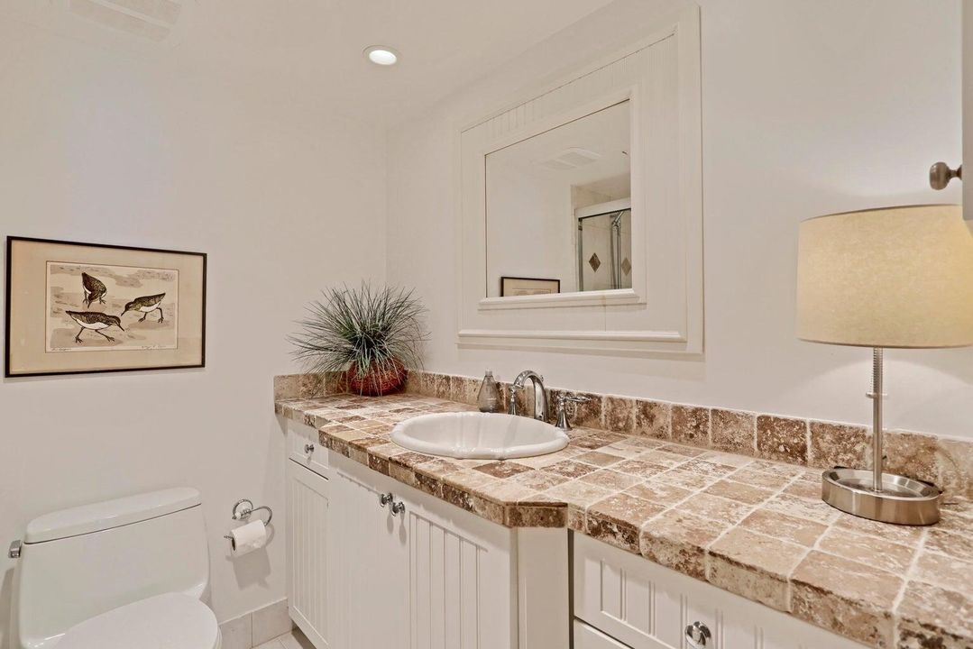 合同活跃: $10,000 (3 贝兹, 2 浴室, 2100 平方英尺)