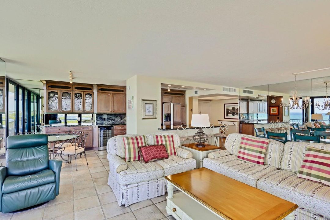 合同活跃: $10,000 (3 贝兹, 2 浴室, 2100 平方英尺)