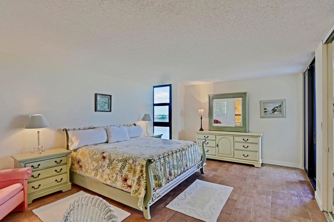 合同活跃: $10,000 (3 贝兹, 2 浴室, 2100 平方英尺)