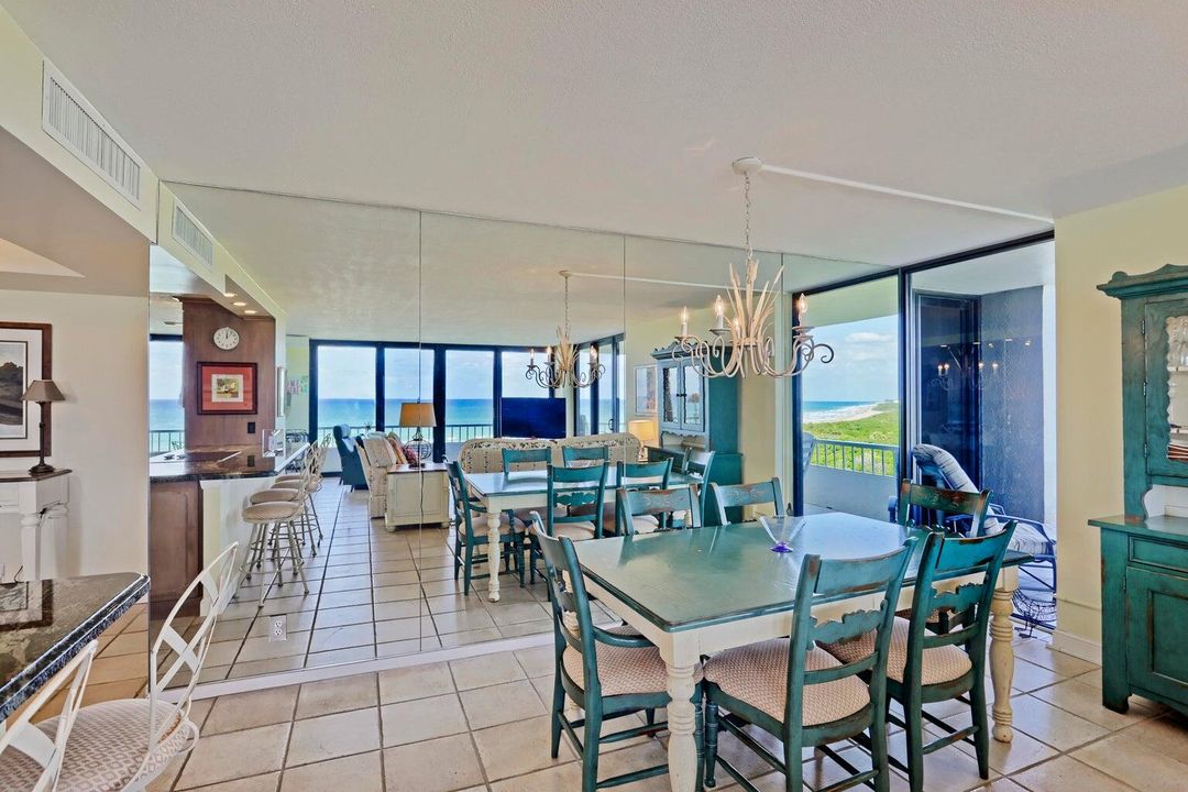 合同活跃: $10,000 (3 贝兹, 2 浴室, 2100 平方英尺)