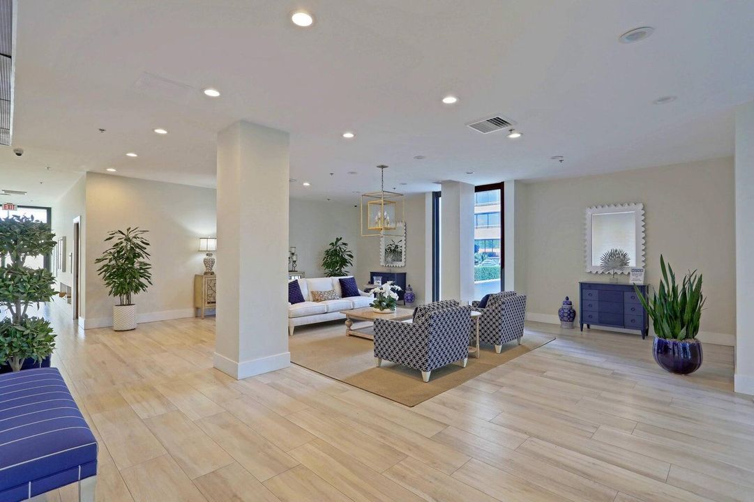 合同活跃: $10,000 (3 贝兹, 2 浴室, 2100 平方英尺)