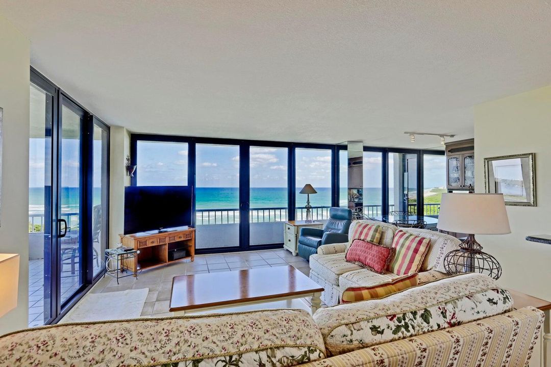 合同活跃: $10,000 (3 贝兹, 2 浴室, 2100 平方英尺)