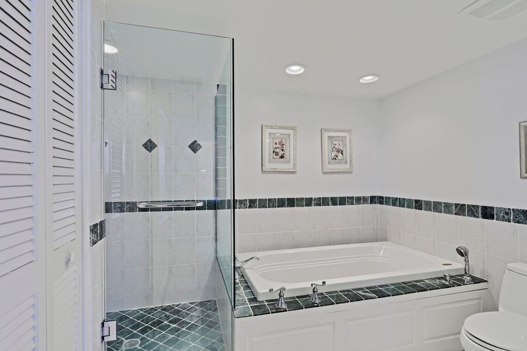 合同活跃: $10,000 (3 贝兹, 2 浴室, 2100 平方英尺)