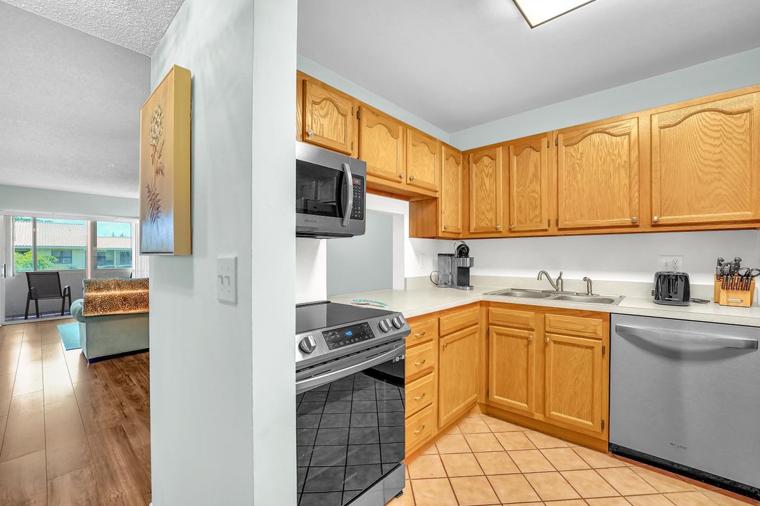 合同活跃: $2,200 (2 贝兹, 2 浴室, 1021 平方英尺)