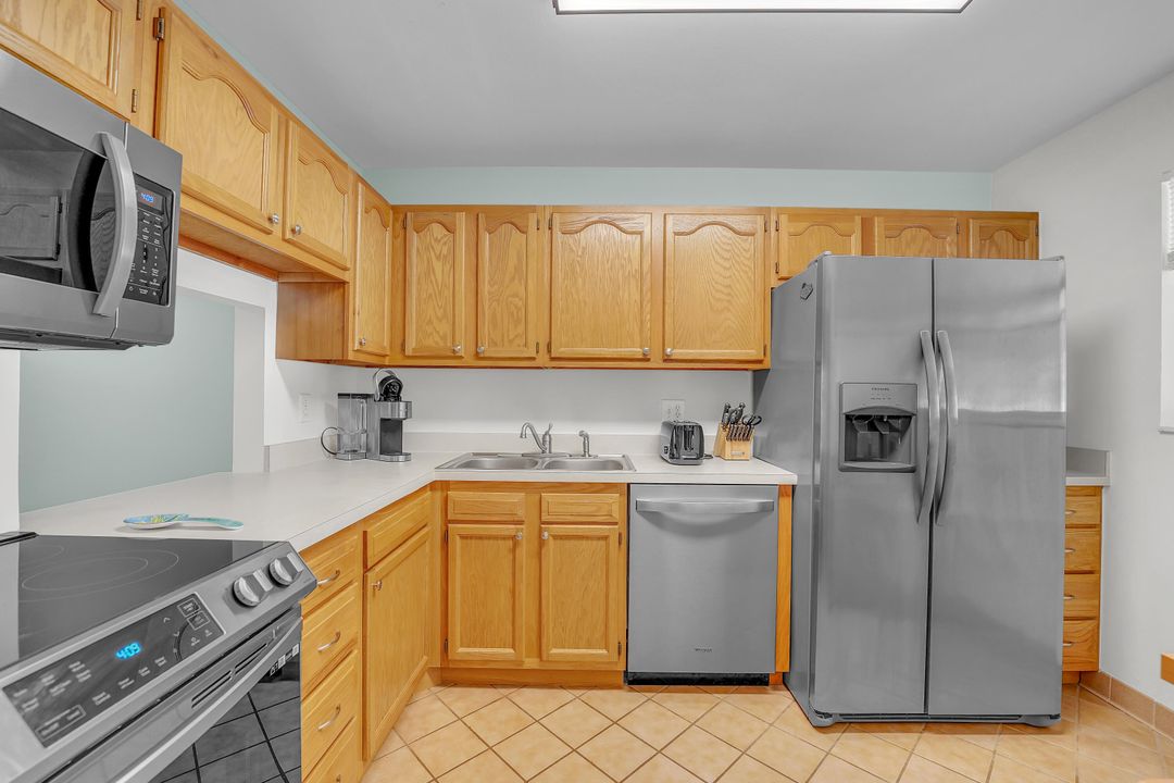 合同活跃: $2,200 (2 贝兹, 2 浴室, 1021 平方英尺)