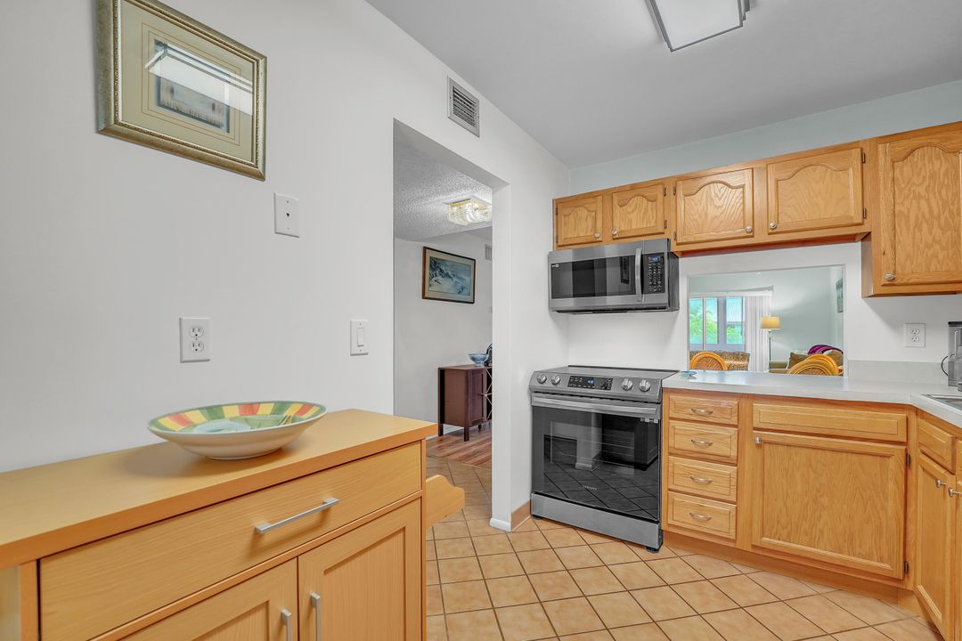 合同活跃: $2,200 (2 贝兹, 2 浴室, 1021 平方英尺)