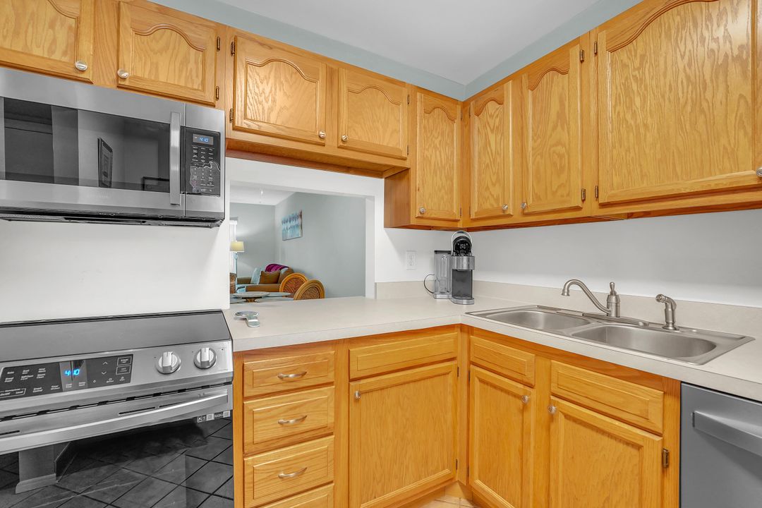 合同活跃: $2,200 (2 贝兹, 2 浴室, 1021 平方英尺)