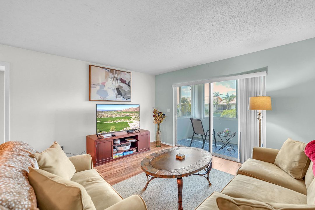 合同活跃: $2,200 (2 贝兹, 2 浴室, 1021 平方英尺)