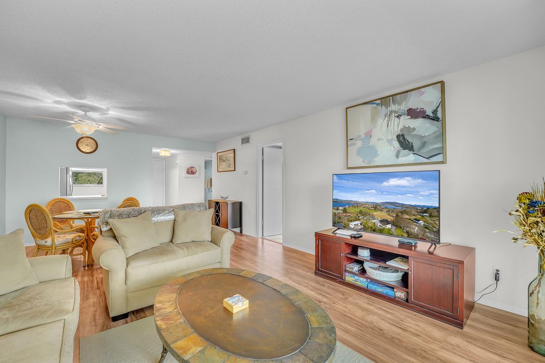 合同活跃: $2,200 (2 贝兹, 2 浴室, 1021 平方英尺)