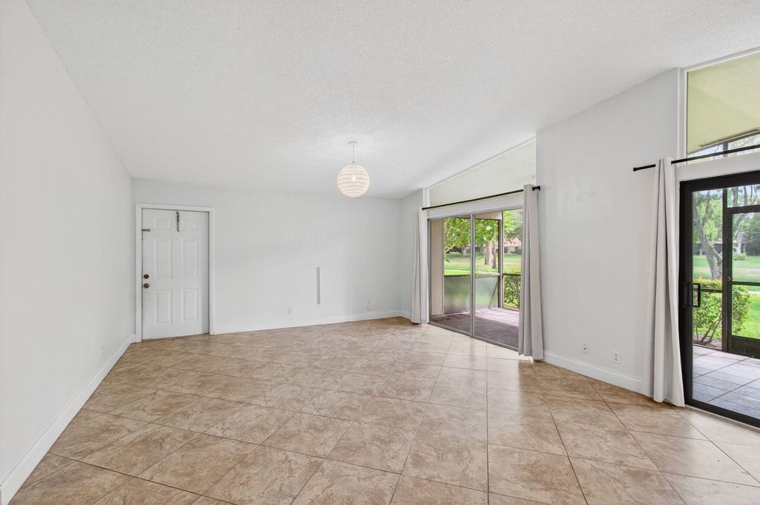 Под контрактом: $388,000 (3 спален, 2 ванн, 1200 Квадратных фут)