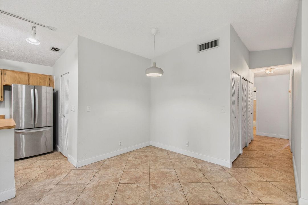 Под контрактом: $388,000 (3 спален, 2 ванн, 1200 Квадратных фут)