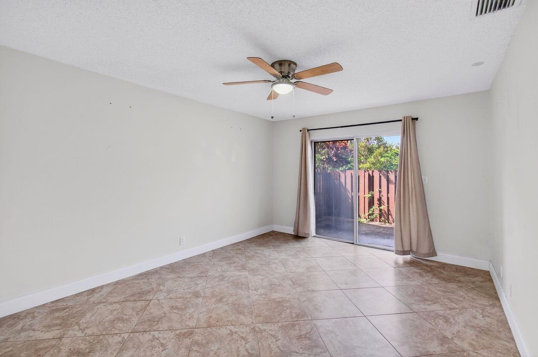 Под контрактом: $388,000 (3 спален, 2 ванн, 1200 Квадратных фут)