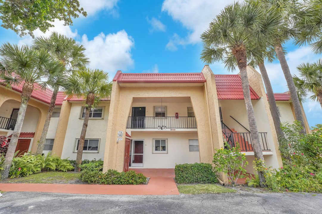 合同活跃: $2,200 (2 贝兹, 2 浴室, 1021 平方英尺)