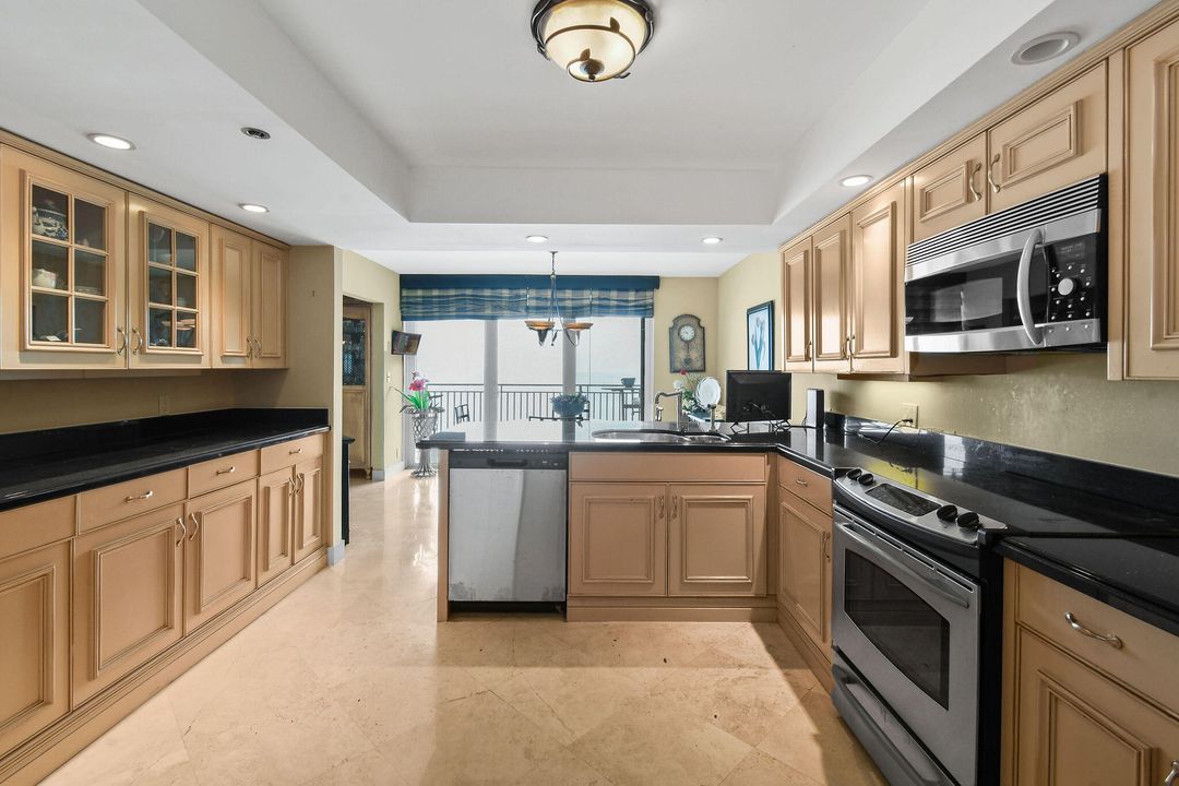 合同活跃: $2,995,000 (2 贝兹, 3 浴室, 2905 平方英尺)