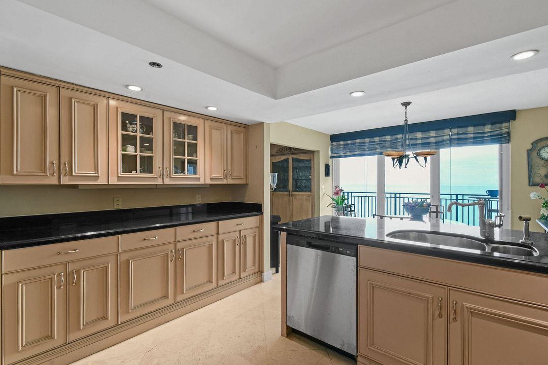 合同活跃: $2,995,000 (2 贝兹, 3 浴室, 2905 平方英尺)