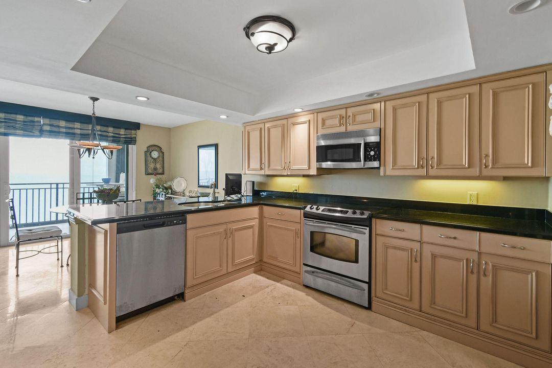 合同活跃: $2,995,000 (2 贝兹, 3 浴室, 2905 平方英尺)