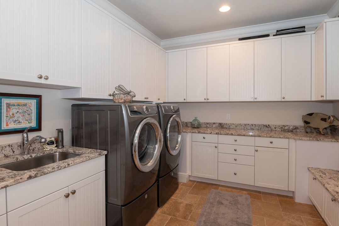 Под контрактом: $1,750,000 (3 спален, 3 ванн, 3630 Квадратных фут)