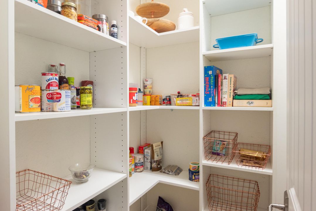 Под контрактом: $1,750,000 (3 спален, 3 ванн, 3630 Квадратных фут)