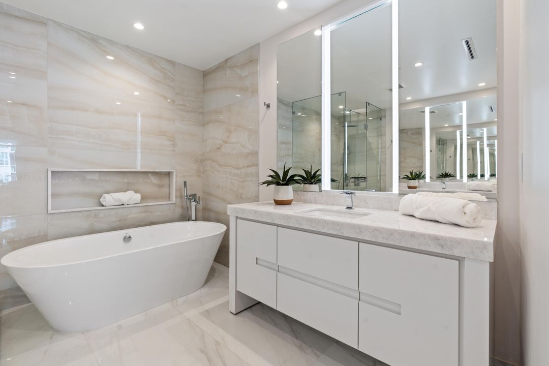 合同活跃: $2,650,000 (2 贝兹, 2 浴室, 2169 平方英尺)