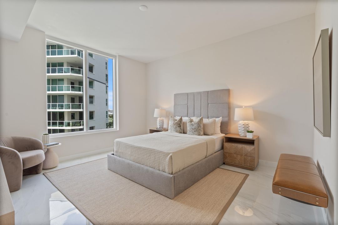 合同活跃: $2,650,000 (2 贝兹, 2 浴室, 2169 平方英尺)