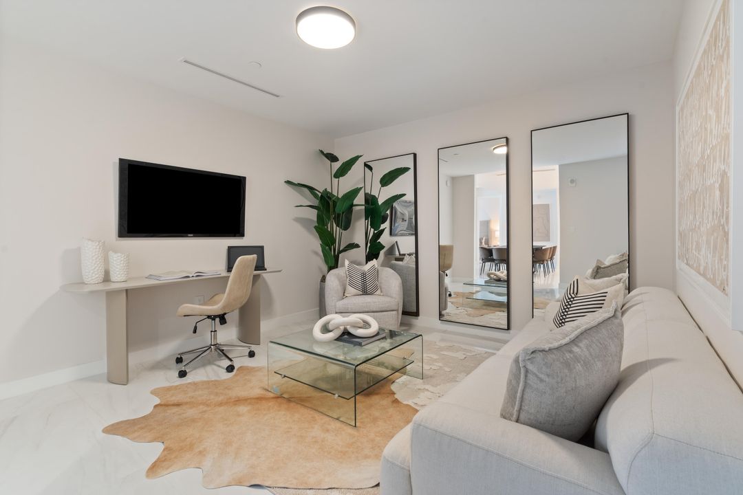 合同活跃: $2,650,000 (2 贝兹, 2 浴室, 2169 平方英尺)