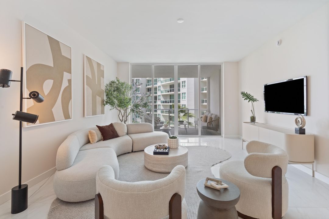 合同活跃: $2,650,000 (2 贝兹, 2 浴室, 2169 平方英尺)