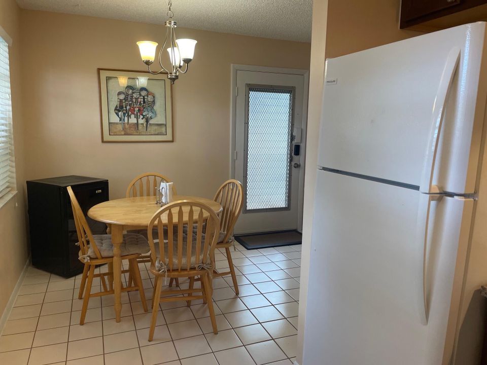 待售: $105,000 (2 贝兹, 2 浴室, 907 平方英尺)