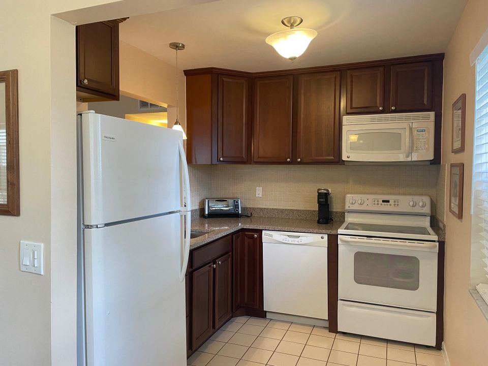 待售: $105,000 (2 贝兹, 2 浴室, 907 平方英尺)