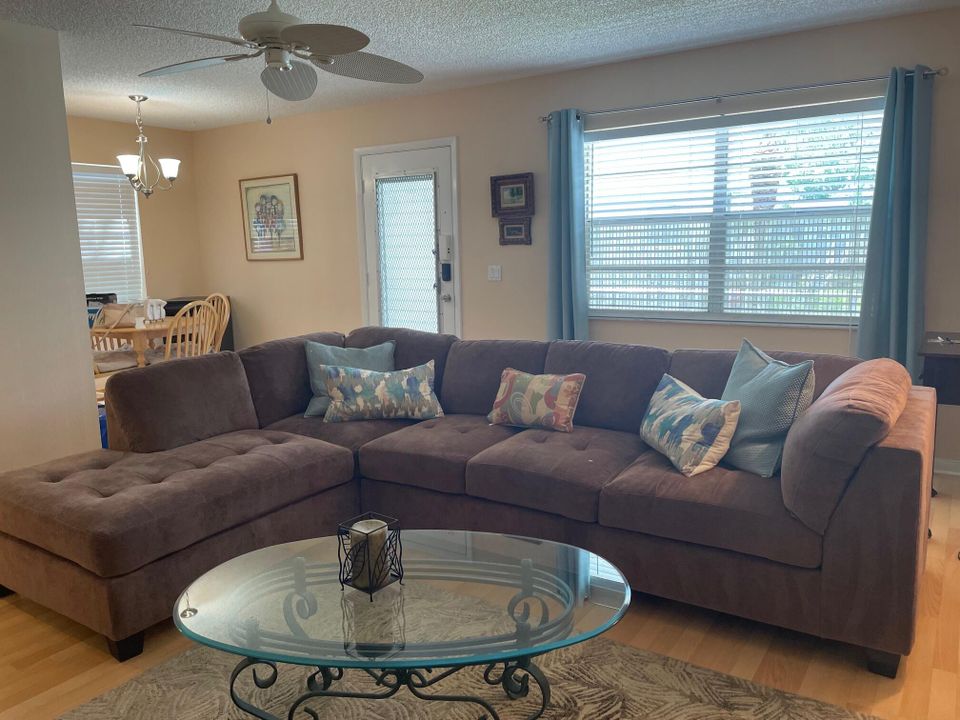 待售: $105,000 (2 贝兹, 2 浴室, 907 平方英尺)