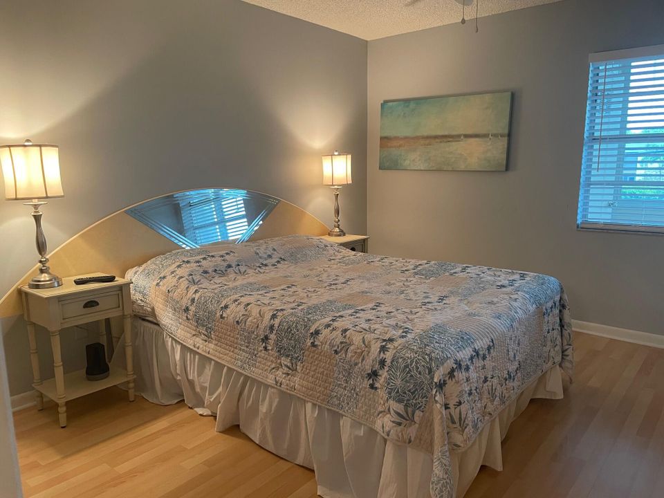 待售: $105,000 (2 贝兹, 2 浴室, 907 平方英尺)