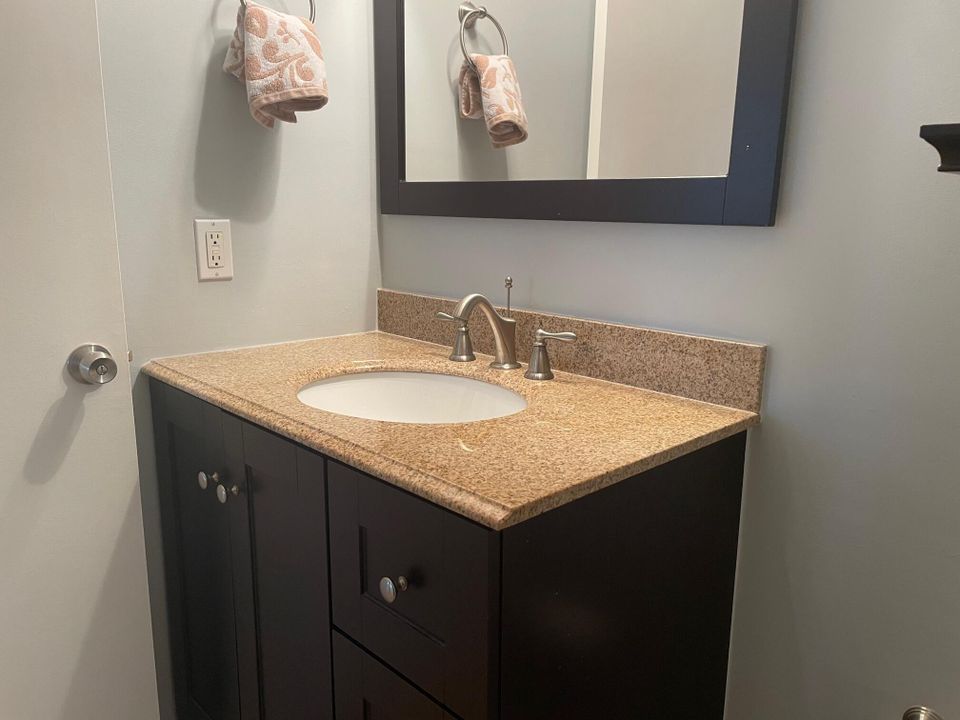 待售: $105,000 (2 贝兹, 2 浴室, 907 平方英尺)