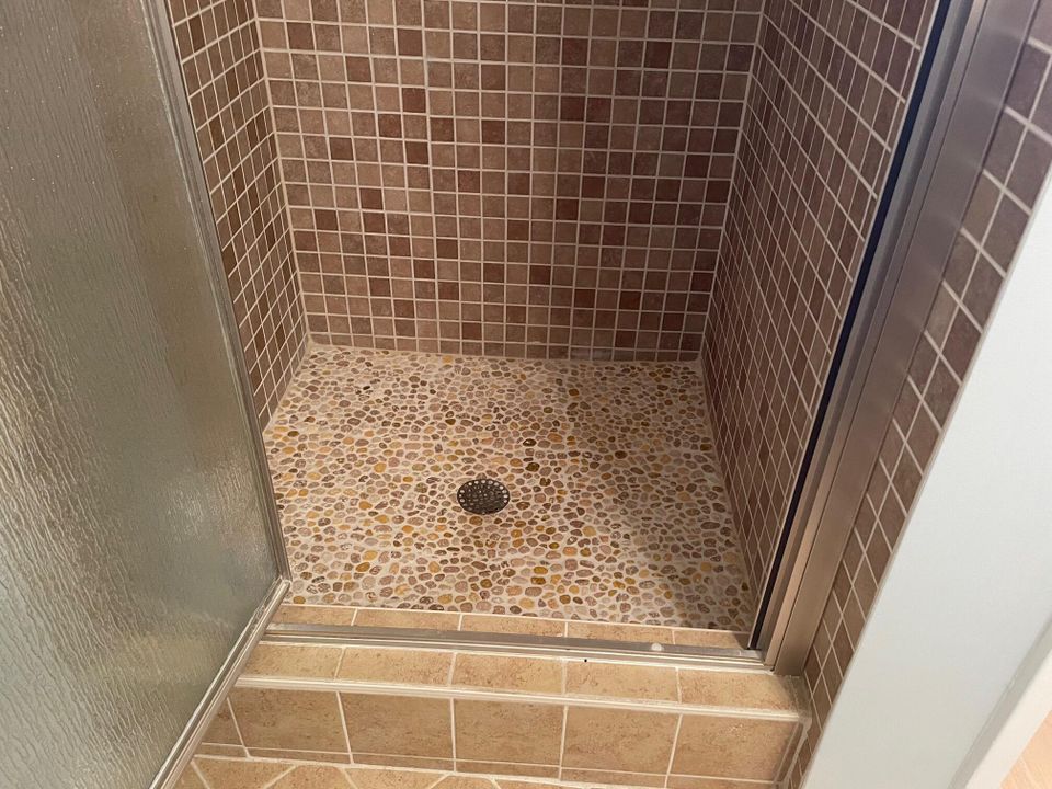 待售: $105,000 (2 贝兹, 2 浴室, 907 平方英尺)