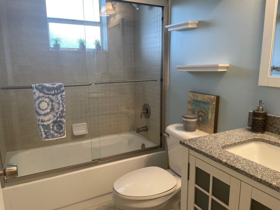 待售: $105,000 (2 贝兹, 2 浴室, 907 平方英尺)