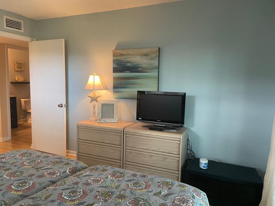 待售: $105,000 (2 贝兹, 2 浴室, 907 平方英尺)