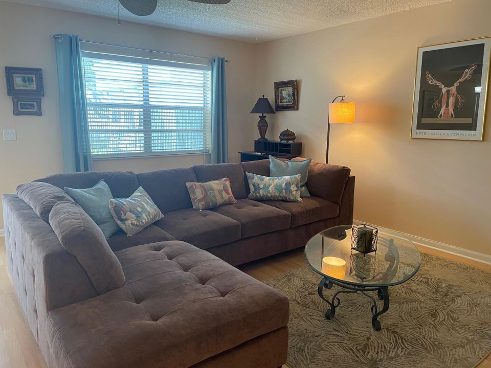 待售: $105,000 (2 贝兹, 2 浴室, 907 平方英尺)