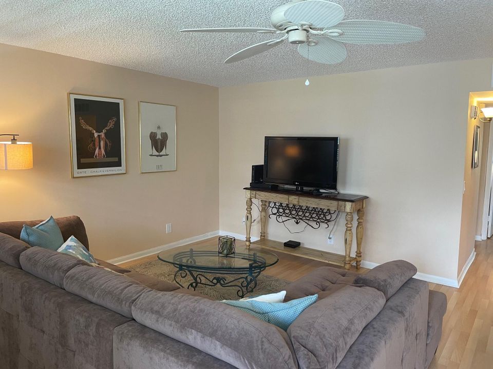 待售: $105,000 (2 贝兹, 2 浴室, 907 平方英尺)