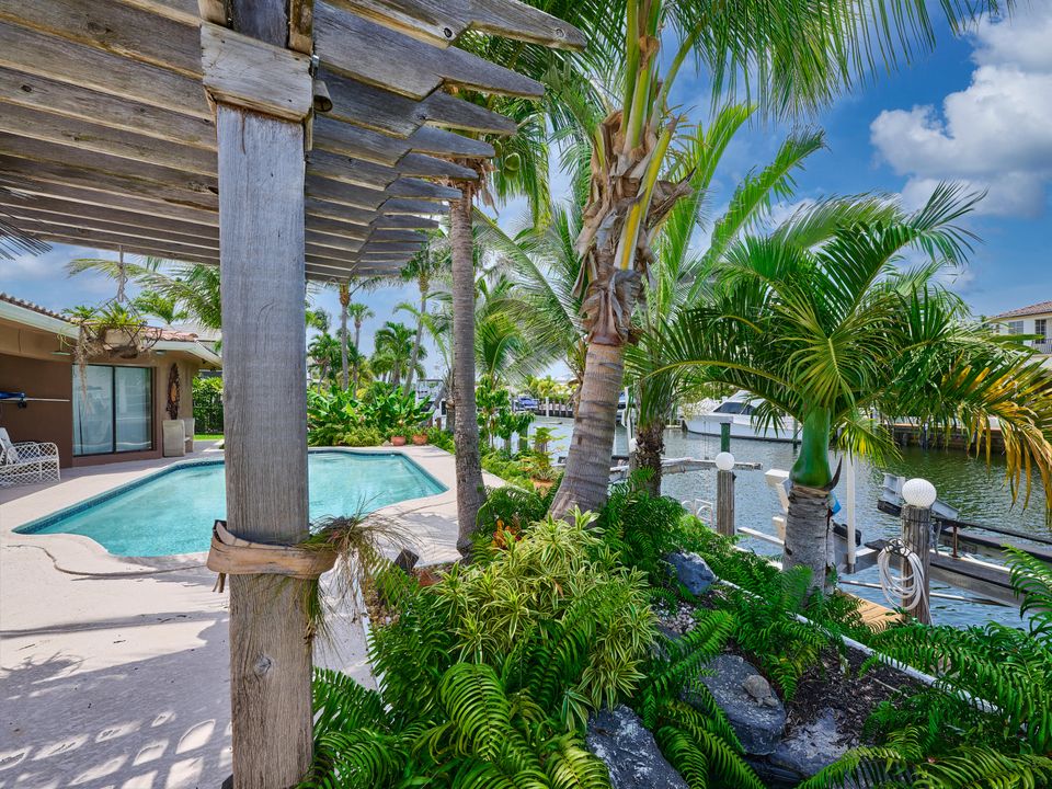 合同活跃: $1,749,000 (4 贝兹, 3 浴室, 2142 平方英尺)