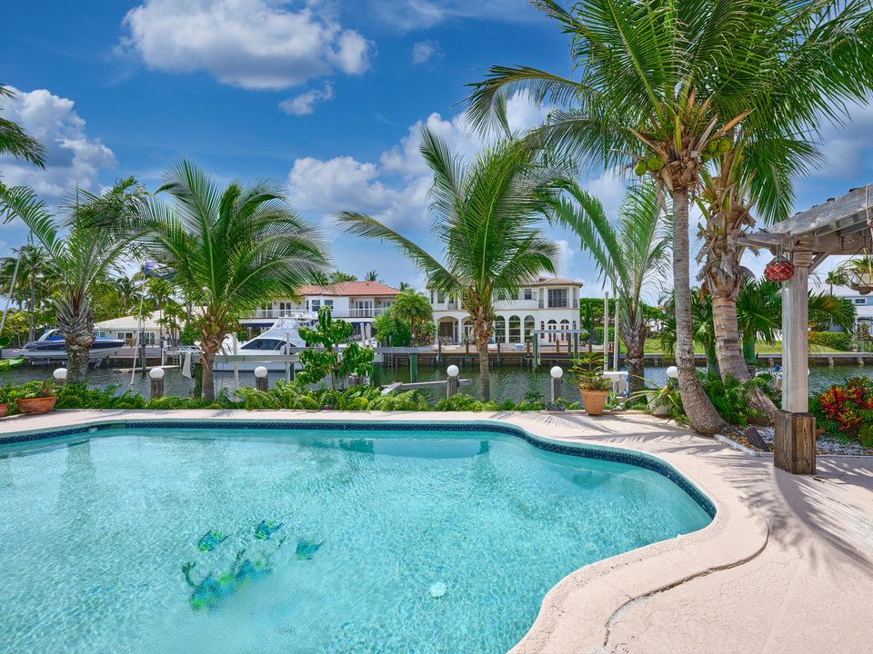 合同活跃: $1,749,000 (4 贝兹, 3 浴室, 2142 平方英尺)