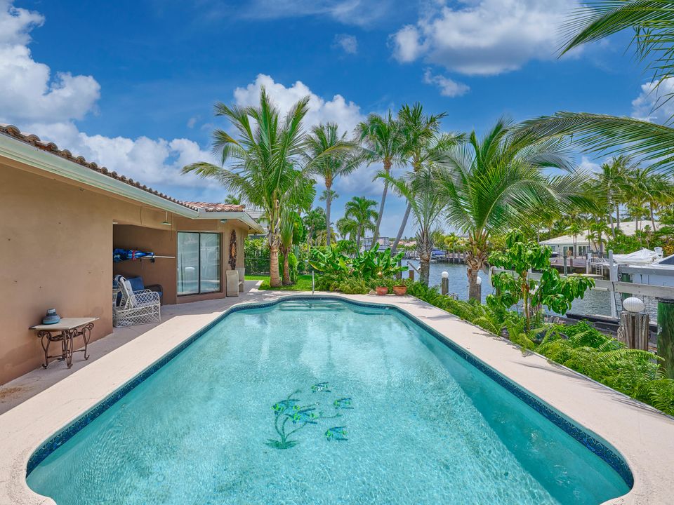 合同活跃: $1,749,000 (4 贝兹, 3 浴室, 2142 平方英尺)