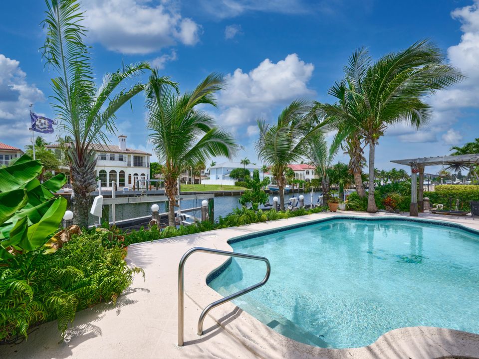 合同活跃: $1,749,000 (4 贝兹, 3 浴室, 2142 平方英尺)