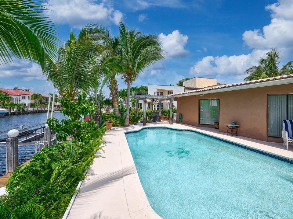 合同活跃: $1,749,000 (4 贝兹, 3 浴室, 2142 平方英尺)