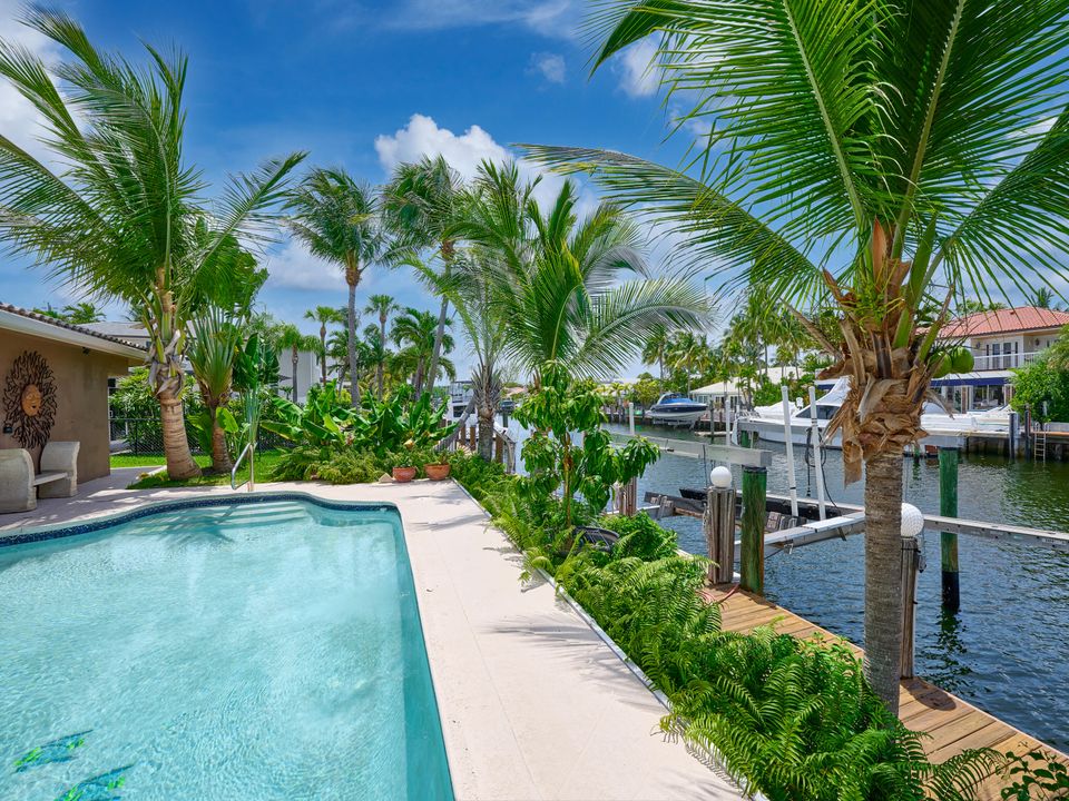 合同活跃: $1,749,000 (4 贝兹, 3 浴室, 2142 平方英尺)