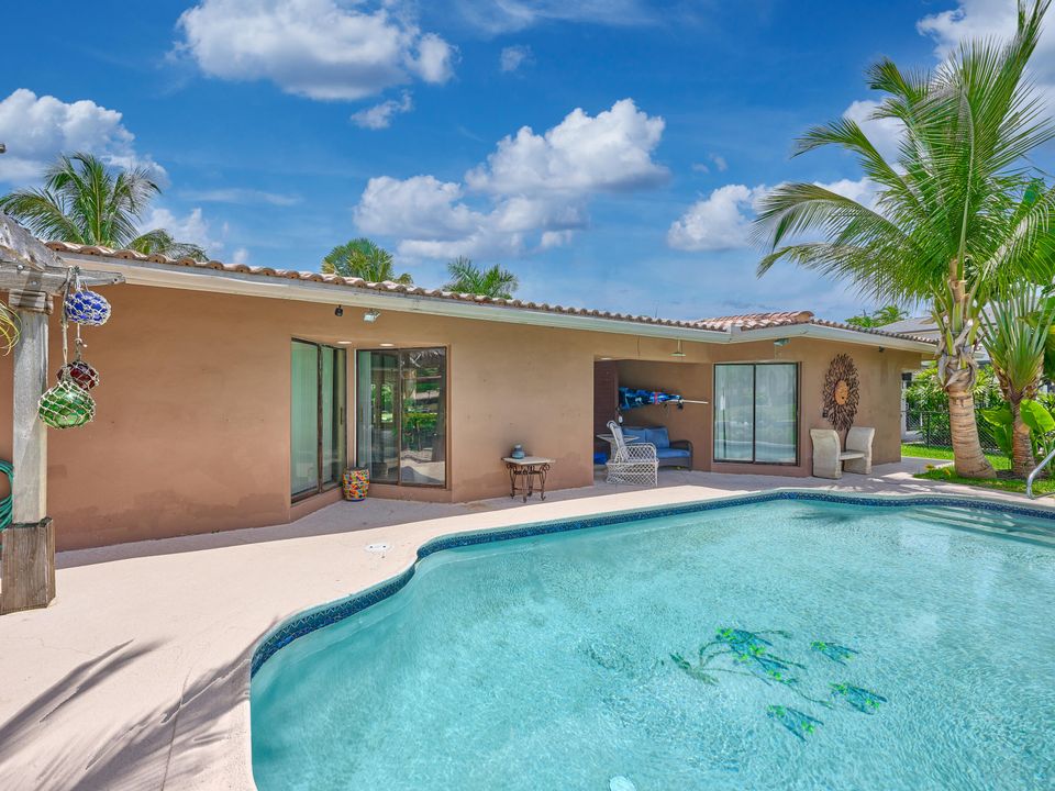 合同活跃: $1,749,000 (4 贝兹, 3 浴室, 2142 平方英尺)