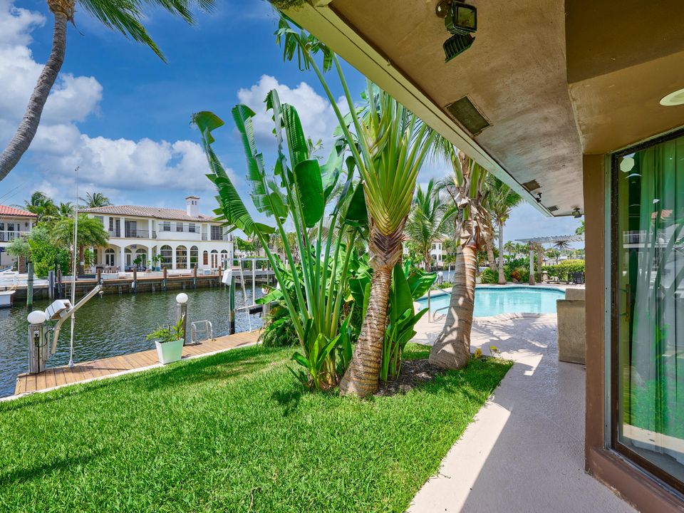 合同活跃: $1,749,000 (4 贝兹, 3 浴室, 2142 平方英尺)